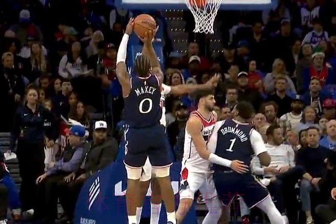 马克西急停后仰中投命中，76人落后两位数后实现反超